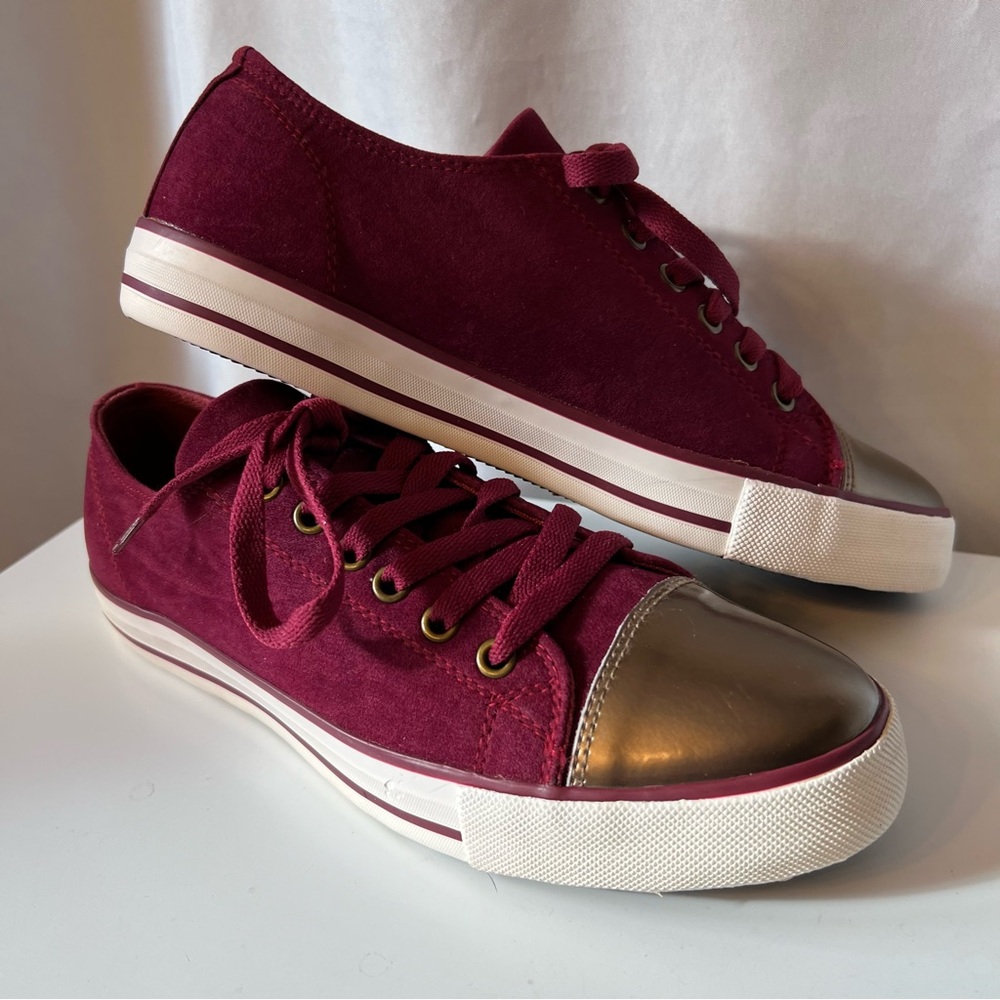 Twiggy London Maroon Velvet Gold Cap Low Top Sneakers Womens Sz 9M Leather Upper